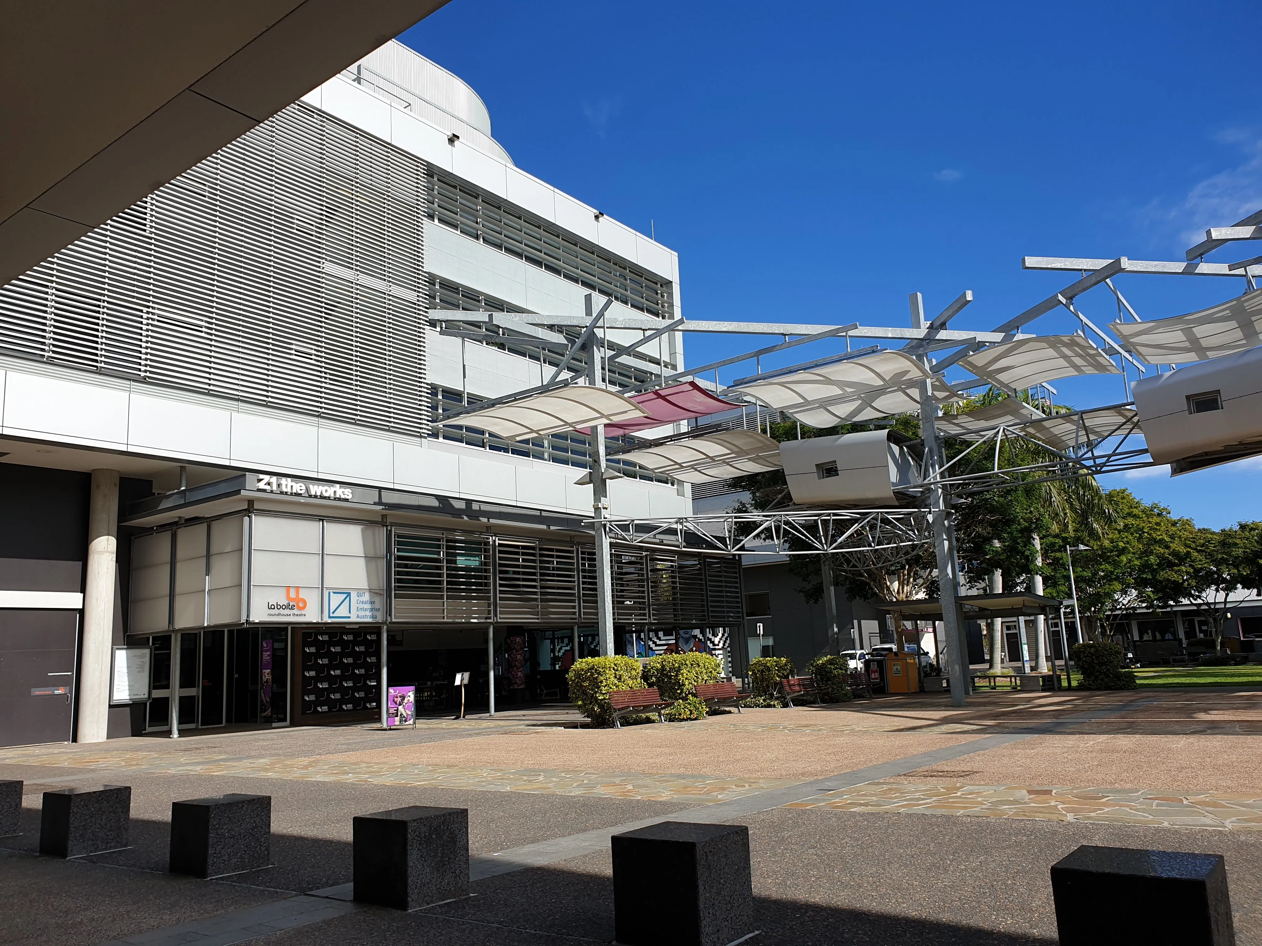 หน้าตึกที่ทำงานใน QUTCEA
