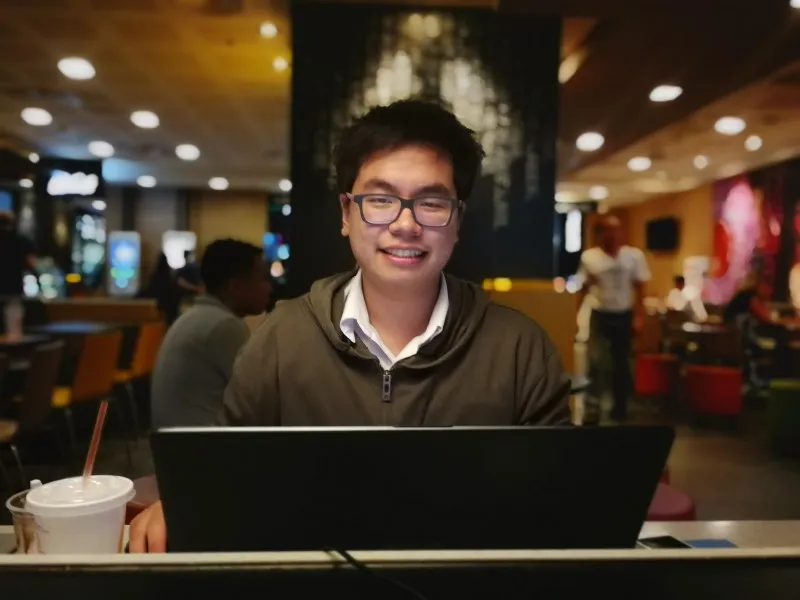 กล้องหลัง Portrait ถ่ายในร้านแมคสีลมตอนสี่ทุ่ม