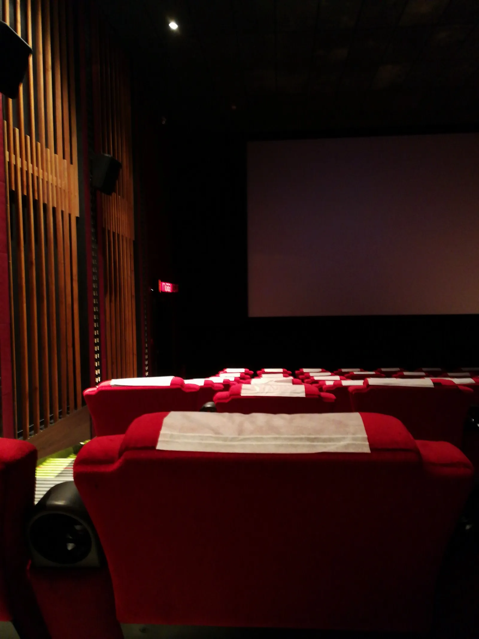 Night Mode ในโรงหนัง ถ่ายประมาณ 3 วิ (Night Mode ต้องหาขาตั้งกล้องมา ไม่งั้นไม่รอดจริงๆ)