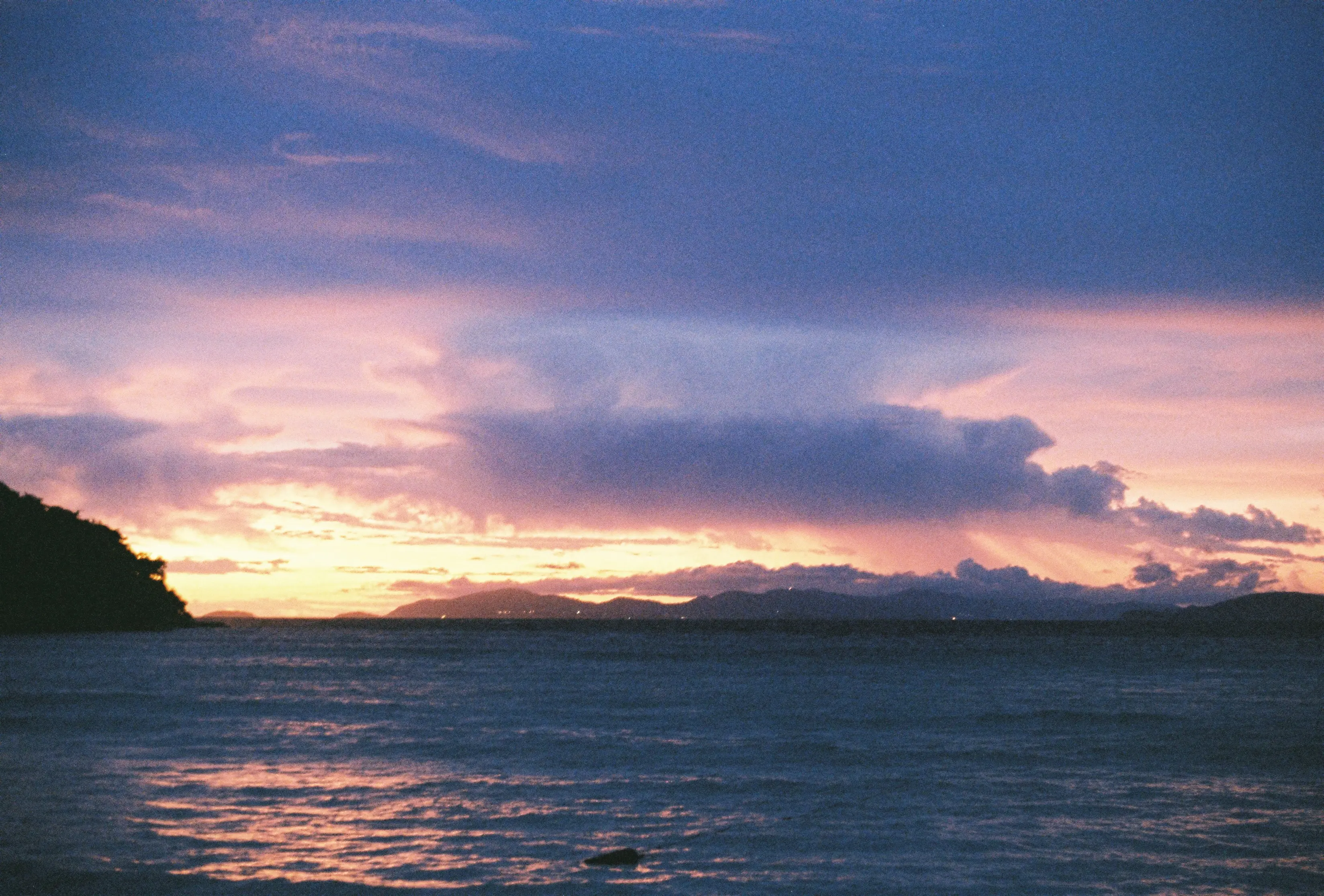 ภาพท้องฟ้าที่มีก้อนเมฆฝนกลางทะเลแบบฟิล์ม